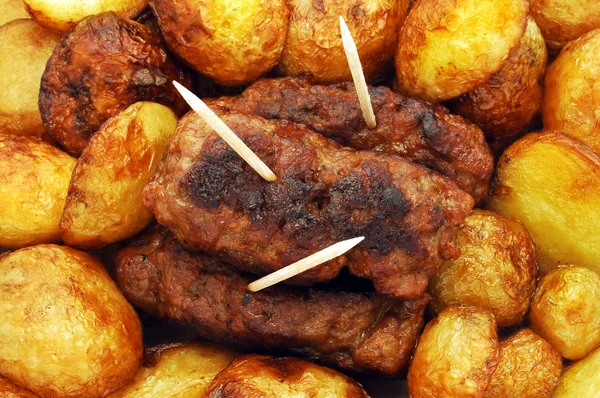 Fresh fried new potatoes and traditional mici — Stock Photo, Image