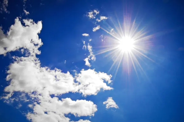 Céu azul de verão com sol — Fotografia de Stock