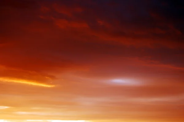 Nuvens fortes do pôr do sol — Fotografia de Stock