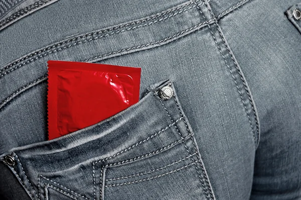 Презерватив в джинсовой корзине — стоковое фото