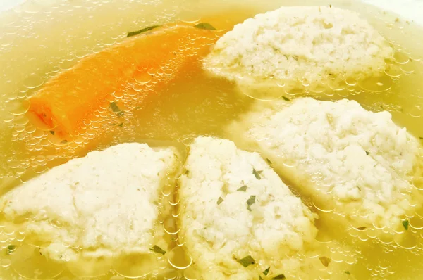 粗面粉饺子汤和胡萝卜 — 图库照片
