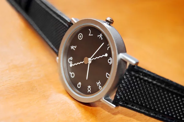 Зодиакальные наручные часы — стоковое фото