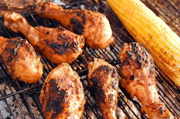 Kip benen op grill — Stockfoto