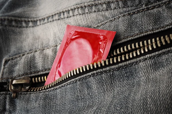 Kondom i jeans poket Stockfoto