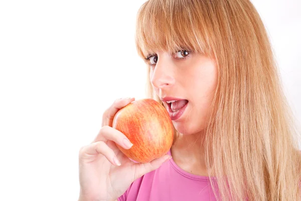 Güzel bir kadın elma yiyor. — Stok fotoğraf