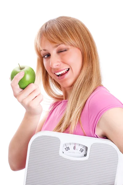 Красивая женщина с весами и яблоками — стоковое фото