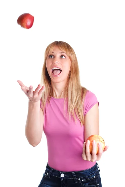 Schöne Frau jongliert mit Äpfeln — Stockfoto