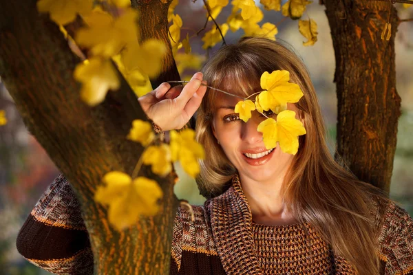 Le donne sono nascoste dietro le foglie — Foto Stock