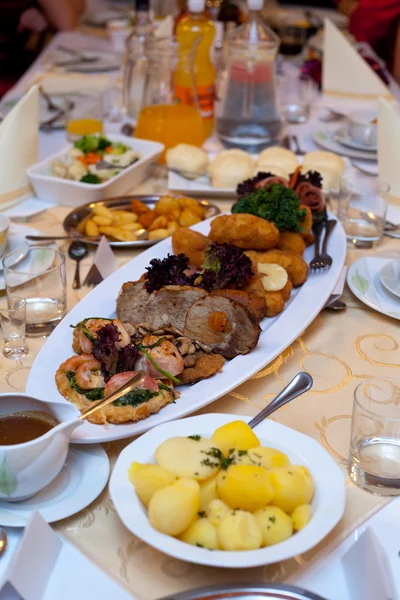 Essen auf dem Tisch — Stockfoto