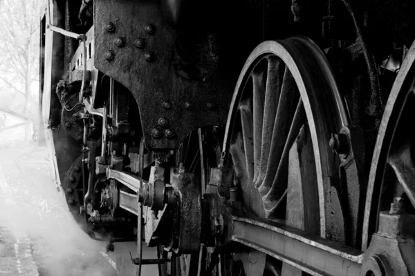 Eski bir buharlı lokomotifin tekerlekleri — Stok fotoğraf