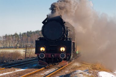 Eski bir buhar treni.