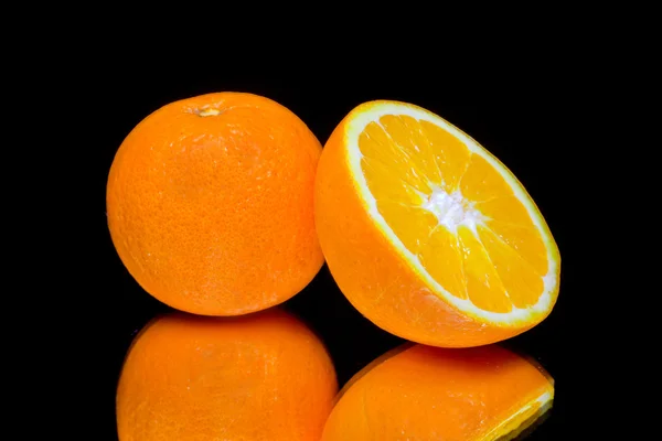 黒の背景上に分離されてオレンジ — ストック写真