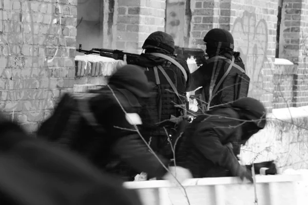 ブラック戦術的な演習中に細分化反テロ警察 構内への入場 実際の状況 フィルムの粒子を持つ黒と白の写真 — ストック写真