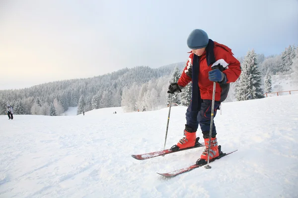 Dziecko i narciarskich — Zdjęcie stockowe