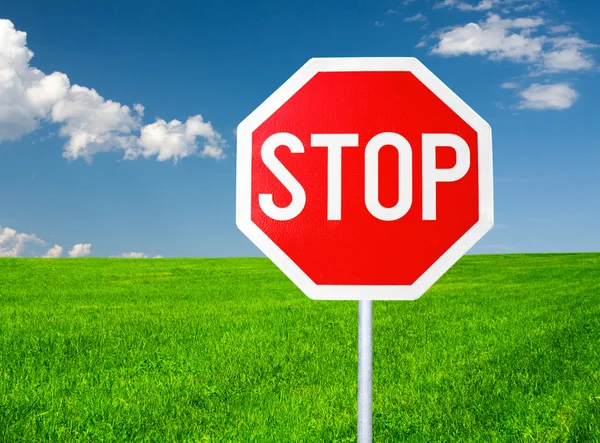 Señal roja de stop en carretera al aire libre —  Fotos de Stock