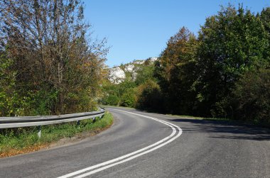 boş eğri yol, mavi gökyüzü