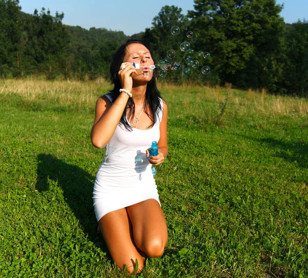 Chica haciendo burbujas de jabón —  Fotos de Stock