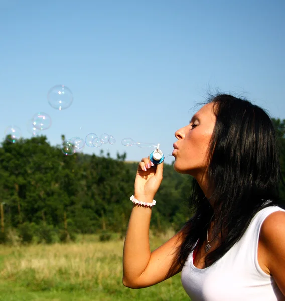 Fille faisant des bulles de savon — Photo