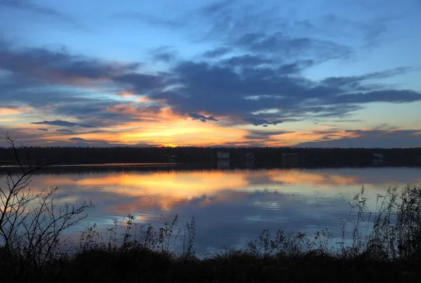 湖上美丽的落日 — 图库照片
