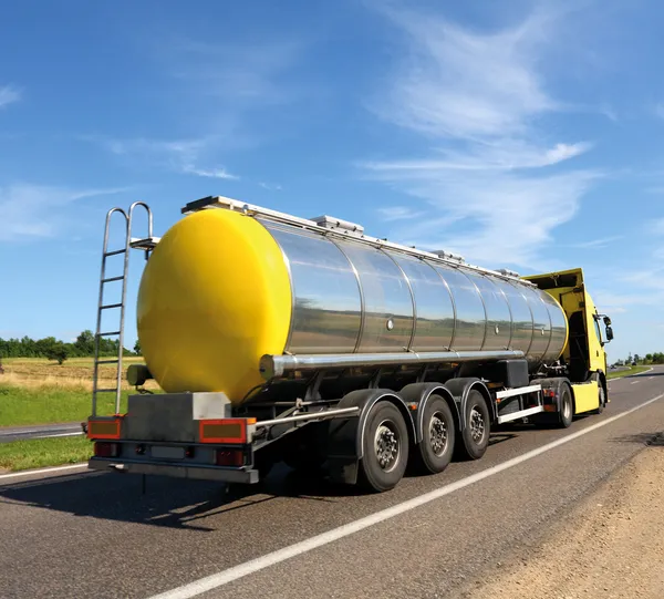 Grande caminhão-tanque de gás combustível na estrada — Fotografia de Stock