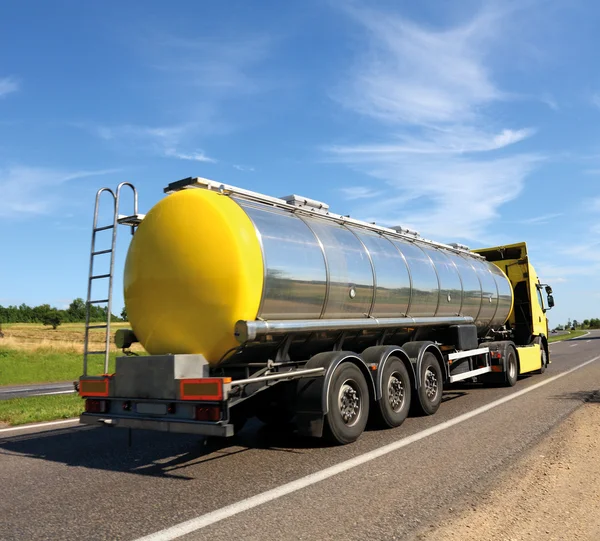 Grande caminhão-tanque de gás combustível na estrada Imagens De Bancos De Imagens
