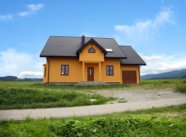 Neues Haus in ländlicher Landschaft — Stockfoto