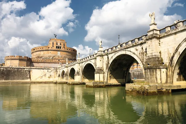 Мост и замок Сан-Анджело — стоковое фото