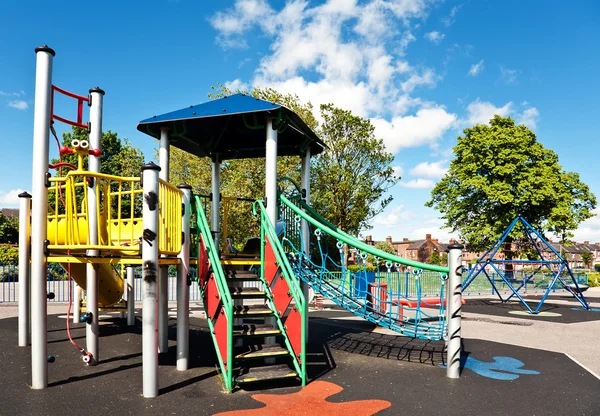 Şehirdeki çocuk parkı — Stok fotoğraf