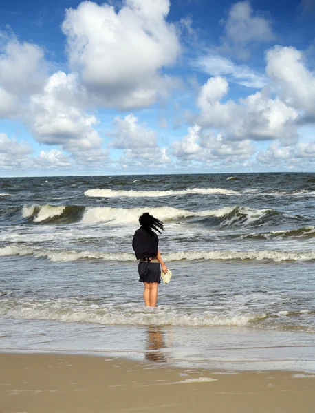 Девочка и летнее море — стоковое фото