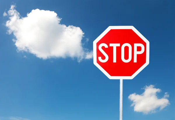 Dur işareti mavi gökyüzü karşı trafik için — Stok fotoğraf