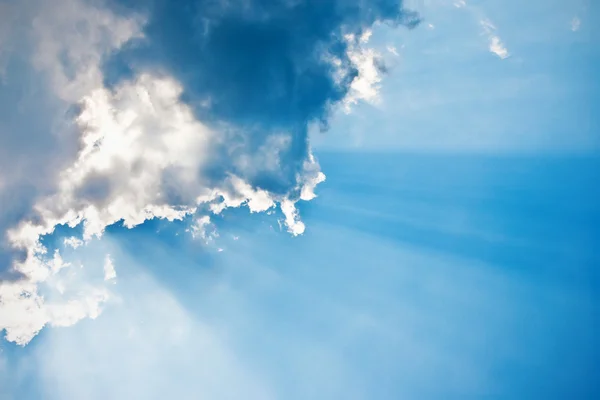 Прекрасне блакитне небо з сонячними променями і хмарами — стокове фото