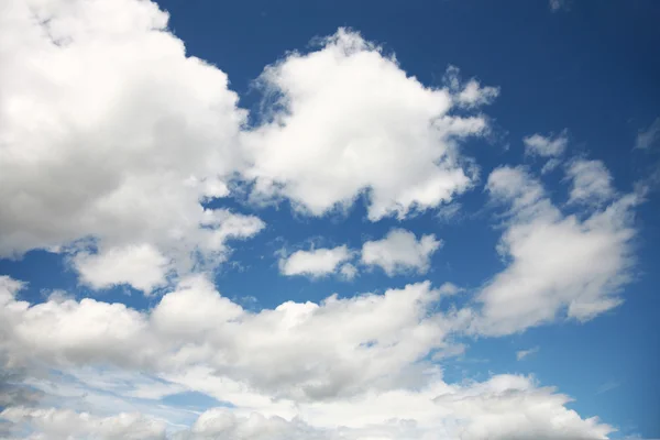 Fond bleu ciel avec nuages — Photo