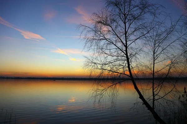 Kolorowy zachód słońca nad jeziorem — Zdjęcie stockowe