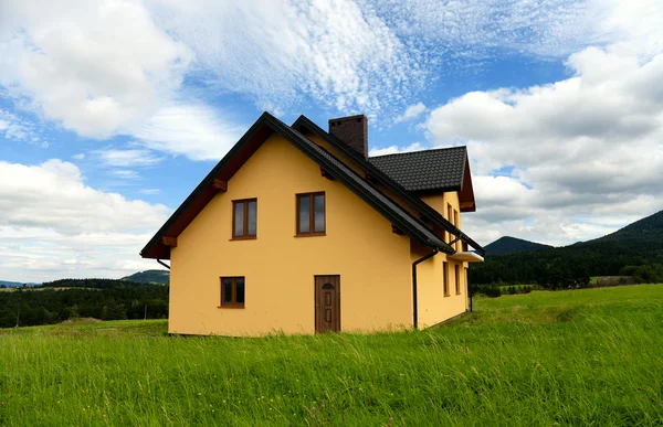 Neues gelbes Haus — Stockfoto