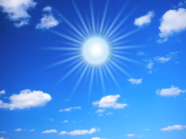 Jasné letní slunce a mraky — Stock fotografie