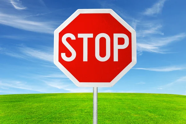 Дорожный знак "Стоп" на открытом воздухе — стоковое фото