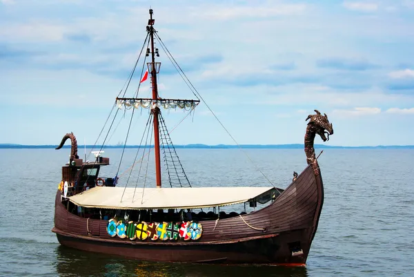 Vikingská loď na moři — Stock fotografie