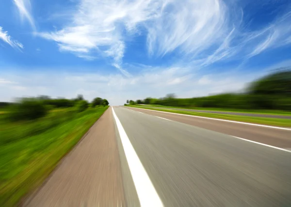 Hochgeschwindigkeitsstraße mit Wolkenhintergrund — Stockfoto