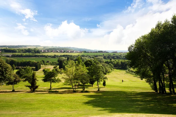 Campo de golf en un hermoso día de verano — Foto de Stock