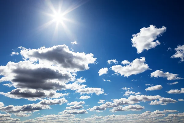 Сонце в блакитному хмарному небі — стокове фото
