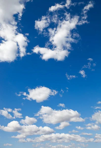 Nuvens brancas e um céu azul — Fotografia de Stock