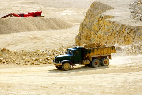 Caminhão que transporta pedra dolomita — Fotografia de Stock