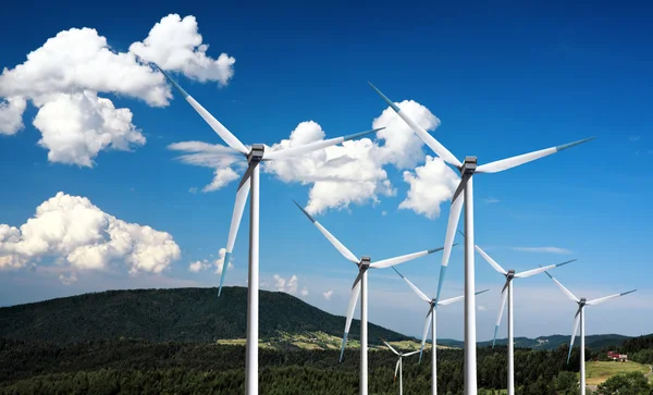 Ветряные турбины в горах — стоковое фото