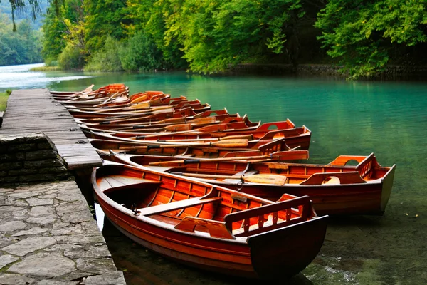 Bateaux dans le parc national Plitvice, Croatie — Photo