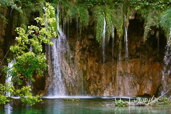 由克罗地亚普利特维切湖瀑布 — 图库照片