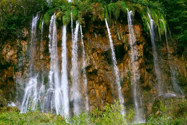 Vista sulla cascata nel Parco nazionale di Plitvice, Croazia — Foto Stock