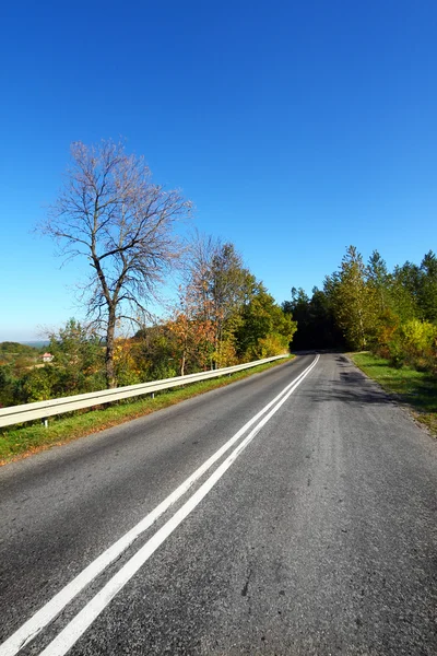 Paisaje otoñal - carretera — Foto de Stock