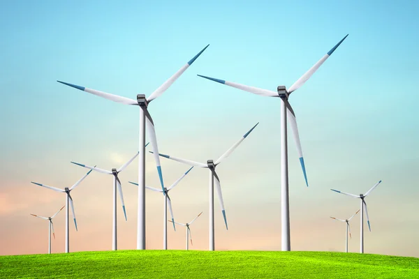 Fazenda de turbinas eólicas no campo verde — Fotografia de Stock