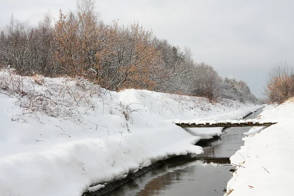Zima rzeki z małym mostem — Zdjęcie stockowe