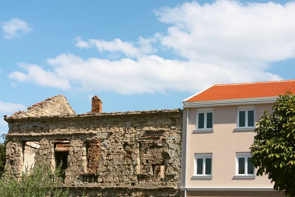 Ruines et nouvelle maison — Photo